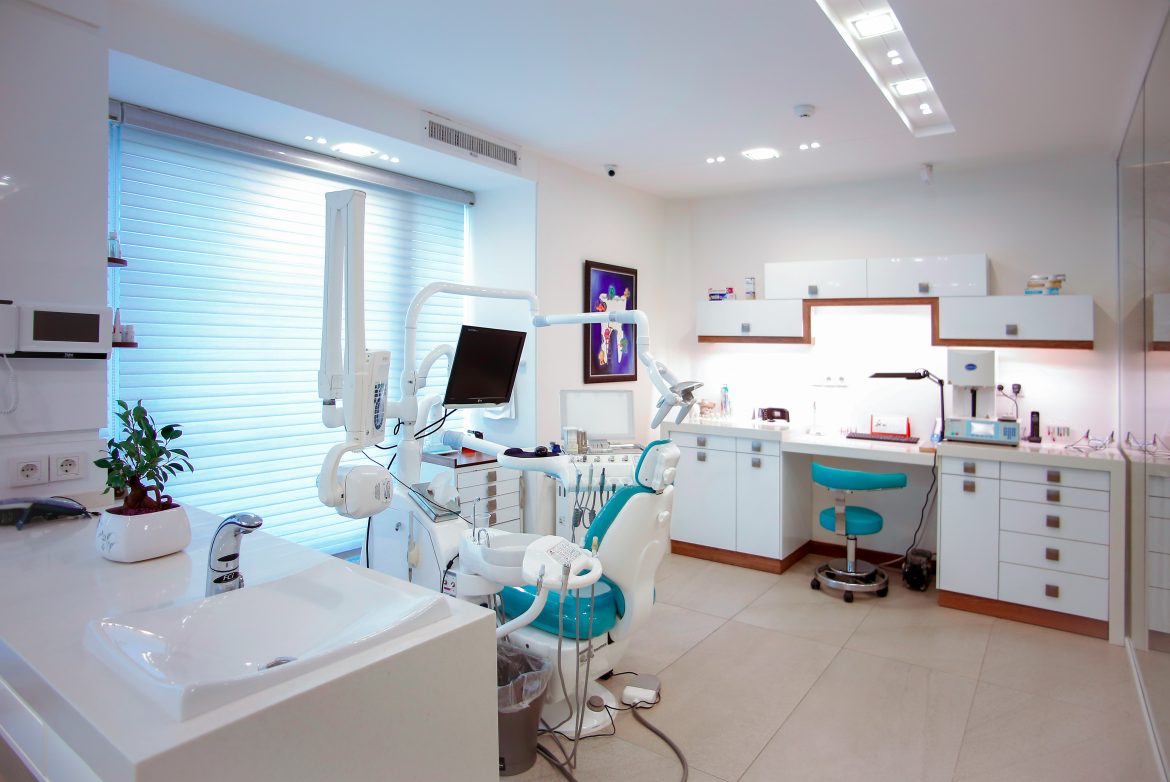 What Makes a Modern Dental Clinic Different? Advanced Technology & Patient Care